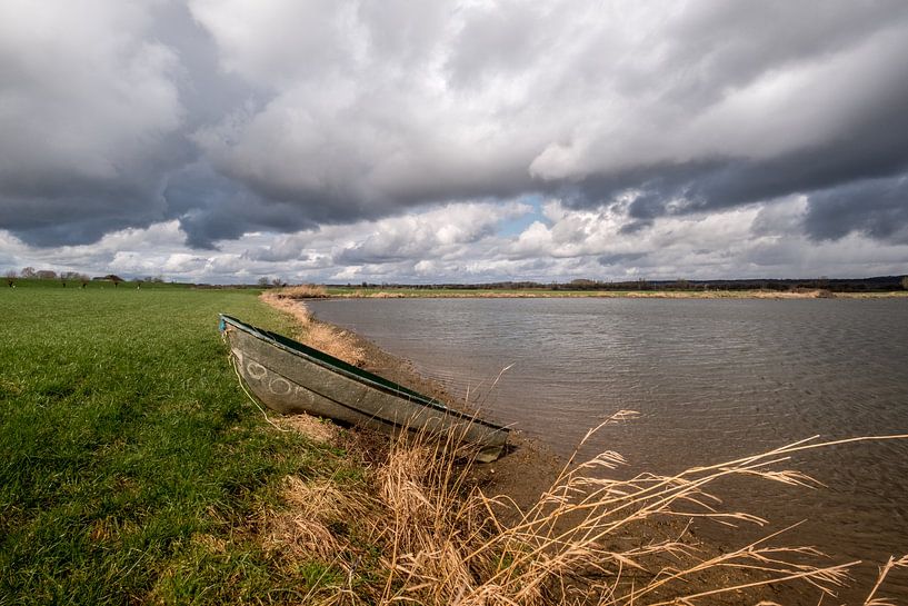 Roeiboot liggend aan waterkant von Moetwil en van Dijk - Fotografie