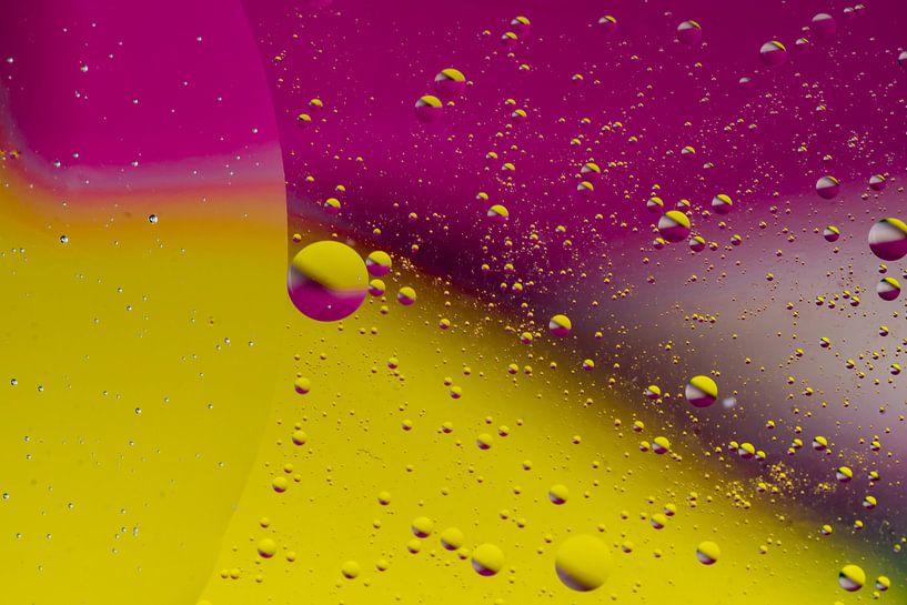 Oil on water by Jeffrey van Roon