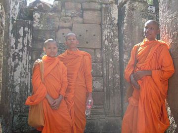 Buddhist Monks - Angkor Thom - Cambodia van Daniel Chambers