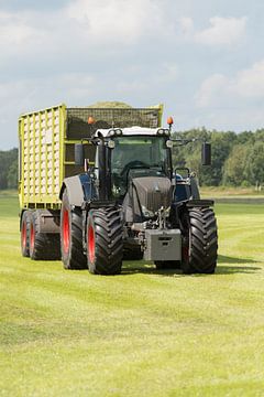 transport van gemaaid gras met tractor en wagen van Tonko Oosterink