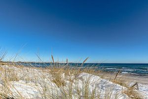 Des dunes dans la neige, une plage à Juliusruh sur l'île de Rügen