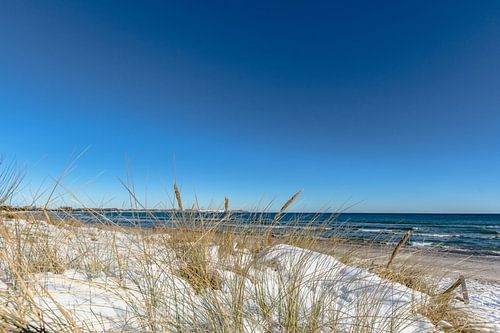 Des dunes dans la neige, une plage à Juliusruh sur l'île de Rügen sur GH Foto & Artdesign