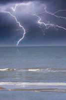 Thunder and blicksem by the sea