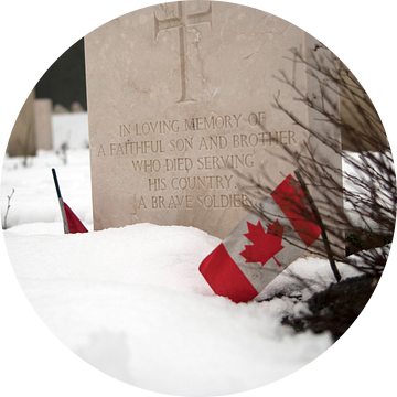 Graf Canadese soldaat in Holten van David Klumperman