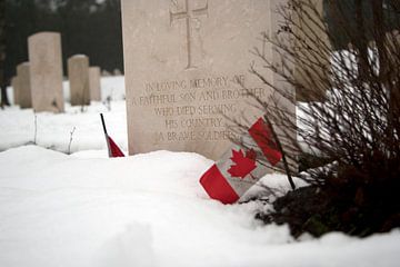 Graf Canadese soldaat in Holten von David Klumperman