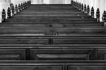 Lege houten banken in een kerk van Jan Van Bizar