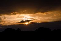 Zon zakt in de wolken