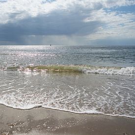 L'eau de la mer qui lave la plage sur Wendy Duchain