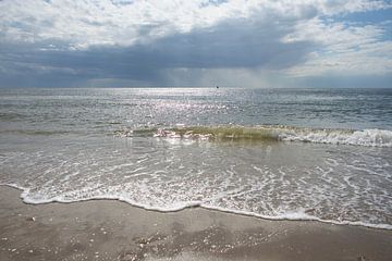 Het water van de zee dat het strand op spoelt.. van Wendy Duchain