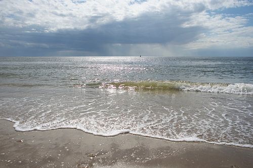 Das Wasser des Meeres, das den Strand spült ..