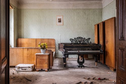 Verlaten piano in een verlaten huis