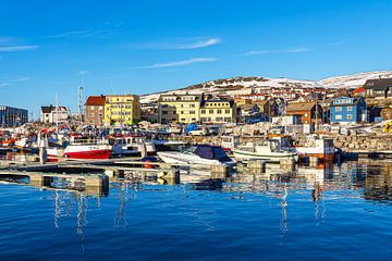 Uitzicht op de haven van de stad Hammerfest in Noorwegen van Rico Ködder
