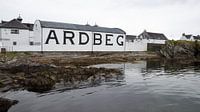 De kenmerkende Ardbeg Warehouse op Islay van Thijs Schouten thumbnail