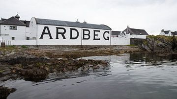 De kenmerkende Ardbeg Warehouse op Islay