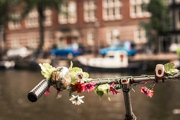 Bakfiets met bloemen