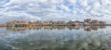 Le port de Volendam avec le ciel hollandais sur Marianne Jonkman