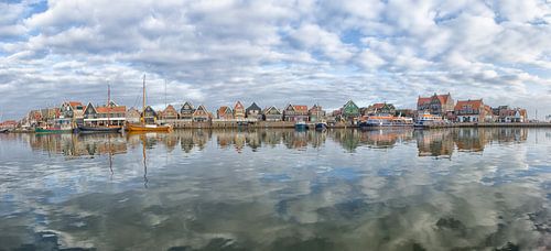 Le port de Volendam avec le ciel hollandais