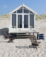 Strandhuisje op een zonnige dag