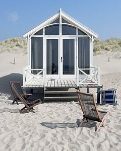 Beach house on a sunny day by Jonai