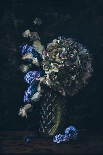 Stilleven van bloemen in blauw, in oude meesters stijl