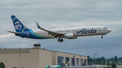 Landing Alaska Airlines Boeing 737-990 (ER).