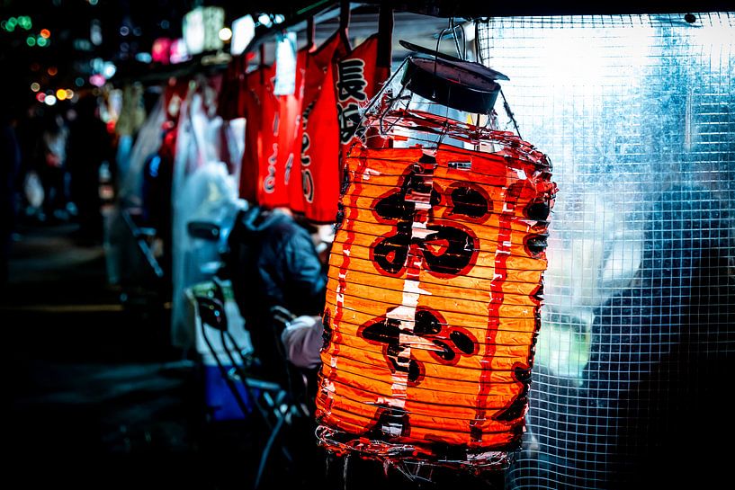 Lampion bij een eetstalletje in Fukuoka van Mickéle Godderis