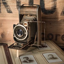 Antieke camera met een oud album van Peter Heeling
