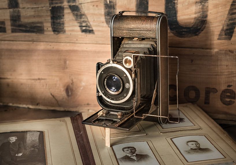 Antike Kamera mit einem alten Album von Peter Heeling