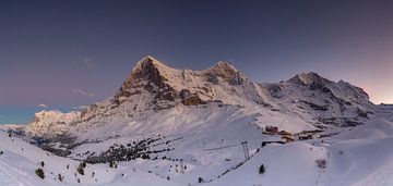 Panorama de l'Eiger Mönch et Jungfrau ainsi que du Wetterhorn au crépuscule en hiver