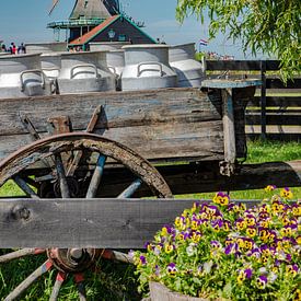 Verfmolen De Kat, kar met melkbussen, Zaandam, , Noord-Holland, Nederland van Rene van der Meer