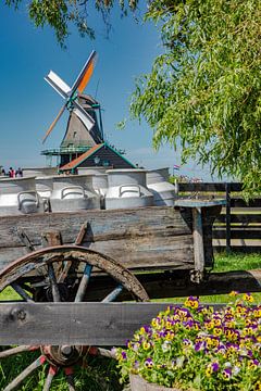 Moulin à peinture De Kat, chariot avec bidons de lait, Zaandam, , Hollande Septentrionale, Pays-Bas sur Rene van der Meer