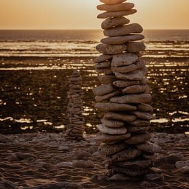 Steenmannetjes op het strand van Île de Ré - Frankrijk van Oog in Oog Fotografie