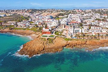 Luchtfoto van het plaatsje Luz in de Algarve Portugal van Eye on You