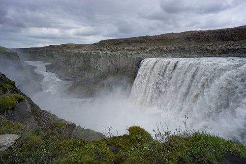 IJsland - Groen mos bij majestueuze detifoss waterval met kloof