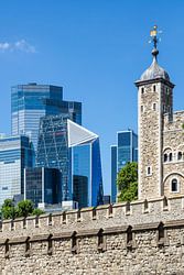 Les gratte-ciel de la City de Londres derrière des remparts médiévaux
