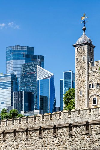 De wolkenkrabbers van de City of London achter middeleeuwse muren