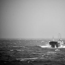 Schiff auf der Nordsee in hohen Wellen von Frank Hensen