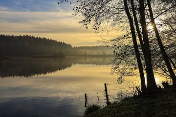 Oeverlandschap van de Schwackenreuter meren in de herfst, kort na zonsopgang - Mühlingen van BlattArt - Christine Horn