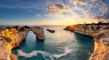 Praia de Albandeira an der Algarve, Portugal