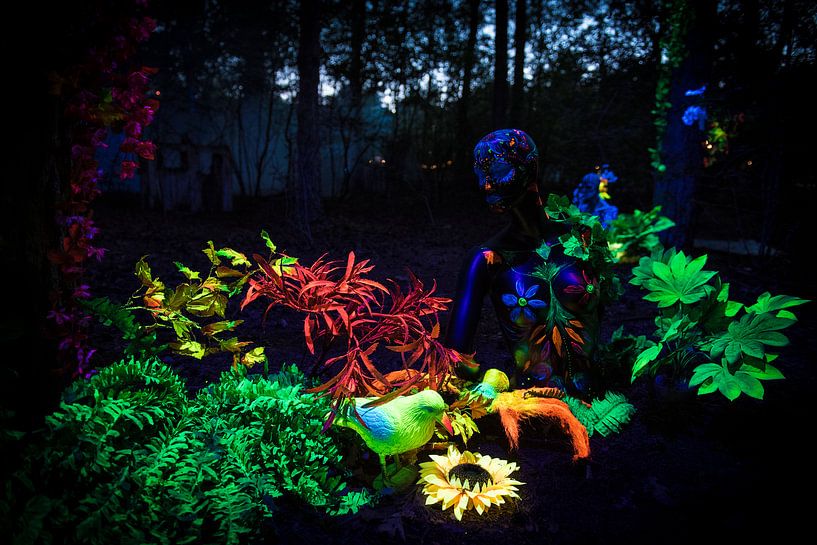 Schwarzlicht-Kunstwerk während des Mandala-Festivals von Chris Heijmans