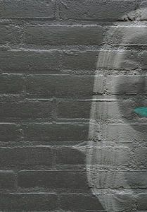Frau an der Wand
