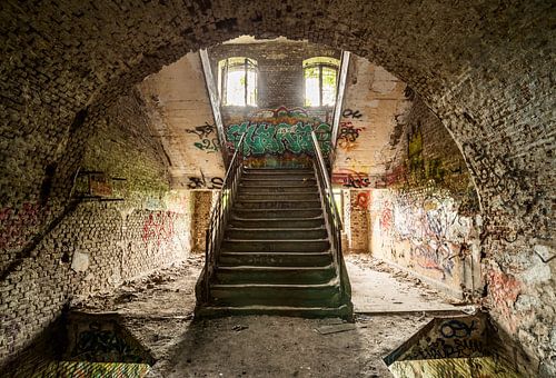 Un des escaliers dans un bâtiment abandonné