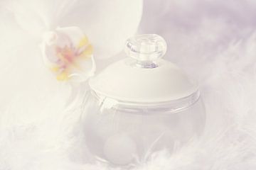 A bottle of perfume van LHJB Photography