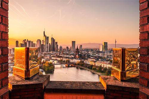 Frankfurt am Main van bovenaf met gouden kantelen op de voorgrond