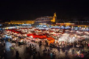 Marrokaanse Arabische markt in Marrakech op het Djeema el Fna plein van Michiel Ton