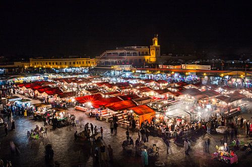 Marrokaanse Arabische markt in Marrakech op het Djeema el Fna plein