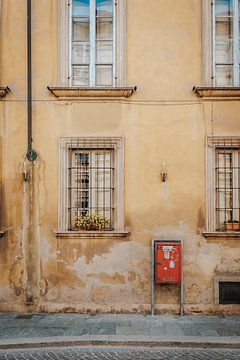 Italienische gelbe Wand, fröhliches Foto als Druck an der Wand von Milene van Arendonk
