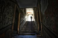 Silhouette d'une femme au bout d'un tunnel avec des escaliers. Wout Kok One2expose par Wout Kok Aperçu