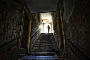 Silhouet van een vrouw aan het einde van een tunnel met trap. Wout Kok One2expose van Wout Kok