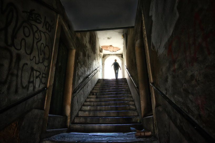 Silhouette d'une femme au bout d'un tunnel avec des escaliers. Wout Kok One2expose par Wout Kok